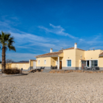 Voorkant woning Lorca, grote vrijstaande villa met gastenverblijf. tomas fem casas