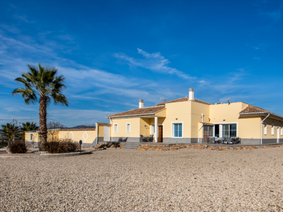 Voorkant woning Lorca, grote vrijstaande villa met gastenverblijf. tomas fem casas