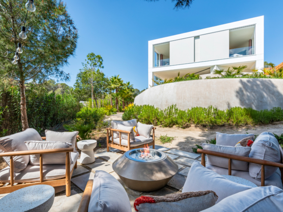 Relax zithoek met vuurkorf bij de Duurzame Villa Las Colinas