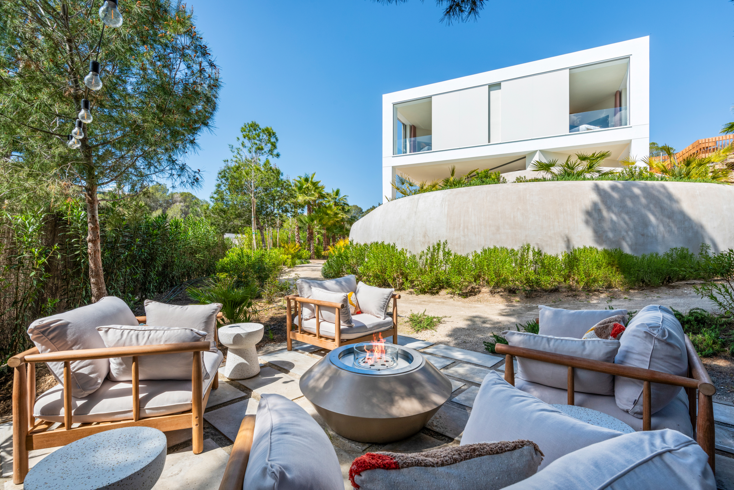 Relax zithoek met vuurkorf bij de Duurzame Villa Las Colinas