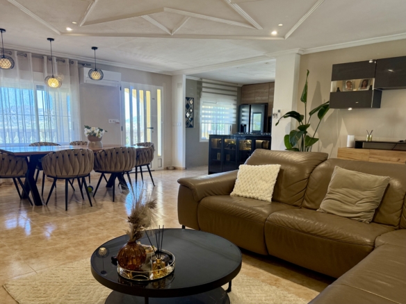 Woonkamer en keuken van ruime familie villa in Hondón de las Nieves