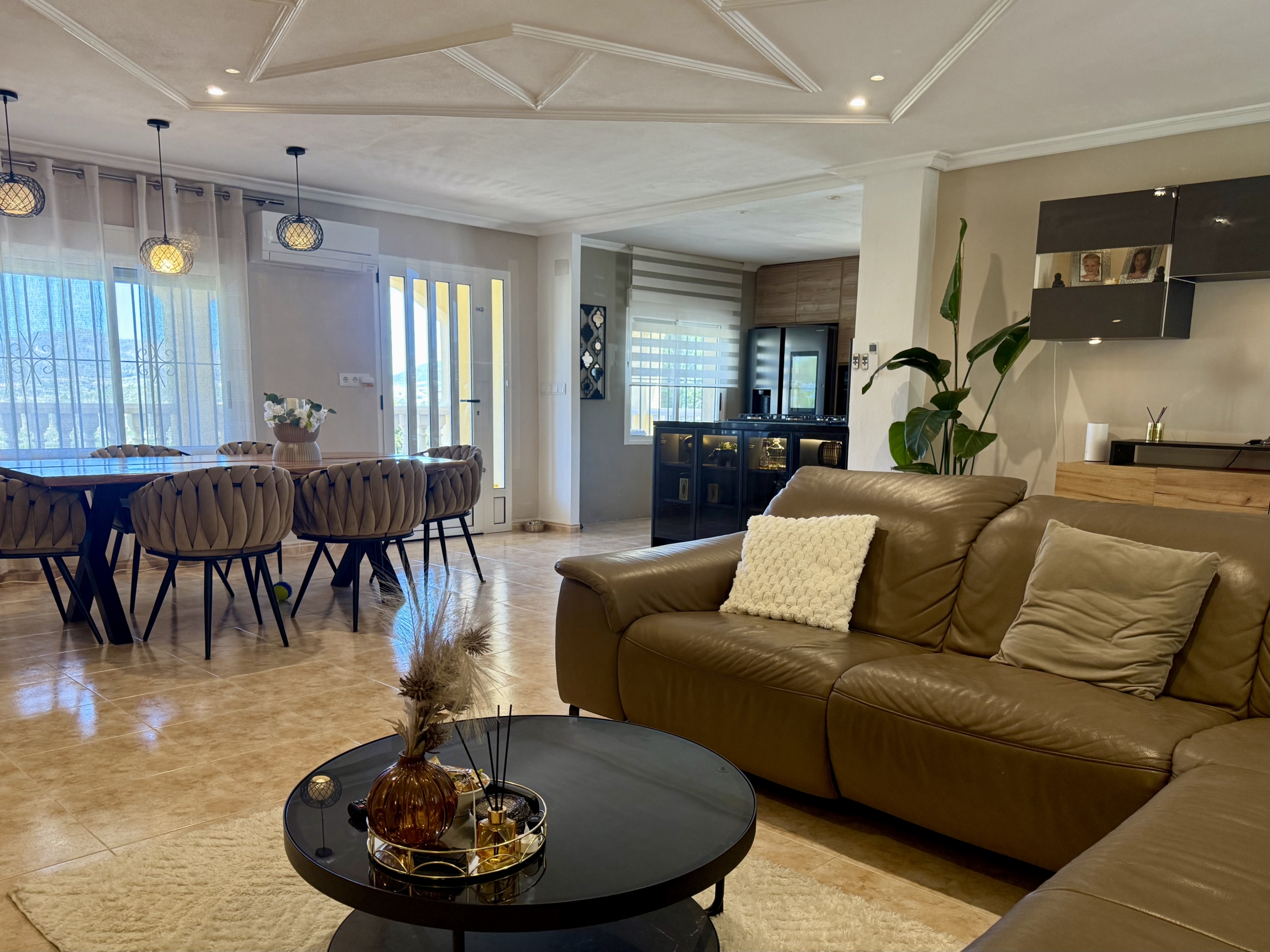 Woonkamer en keuken van ruime familie villa in Hondón de las Nieves