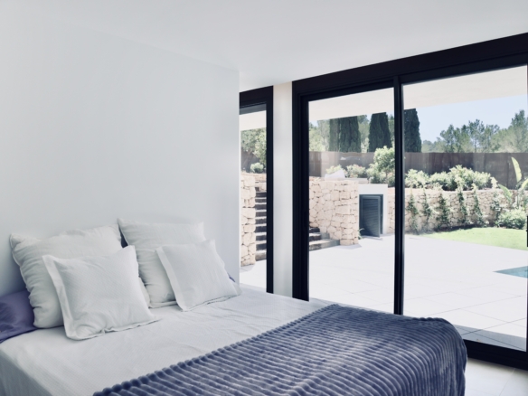slaapkamer Villa Ibiza - investeren in vastgoed in ibiza. tomas fem casas - betrouwbare makelaar in spanje