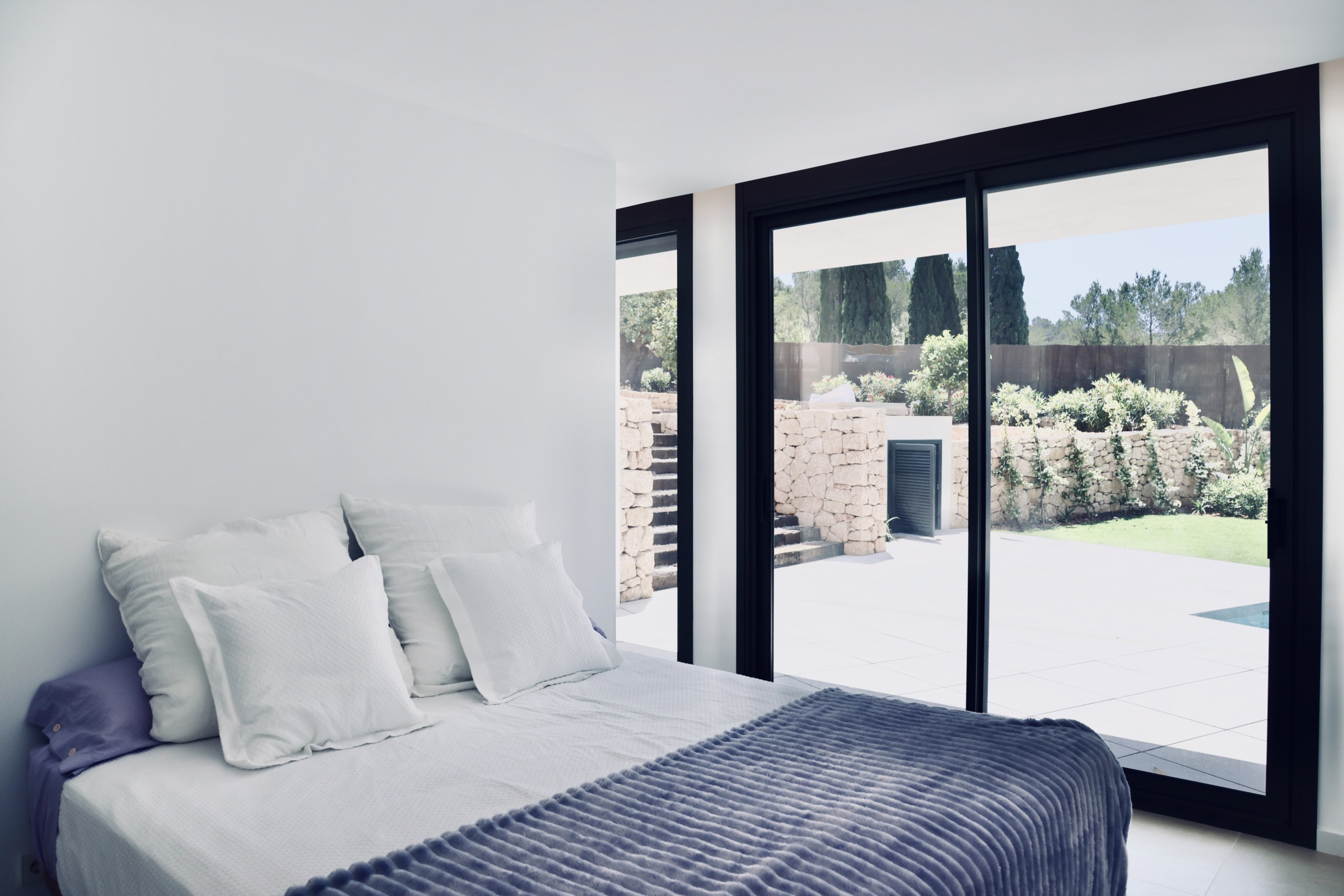 slaapkamer Villa Ibiza - investeren in vastgoed in ibiza. tomas fem casas - betrouwbare makelaar in spanje