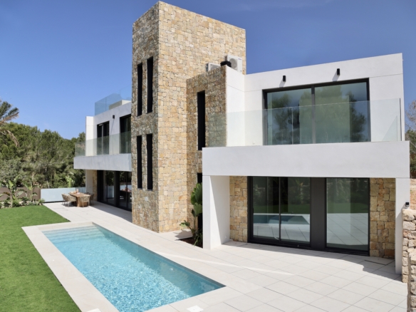 achtertuin Villa Ibiza - investeren in vastgoed in ibiza. tomas fem casas - betrouwbare makelaar in spanje