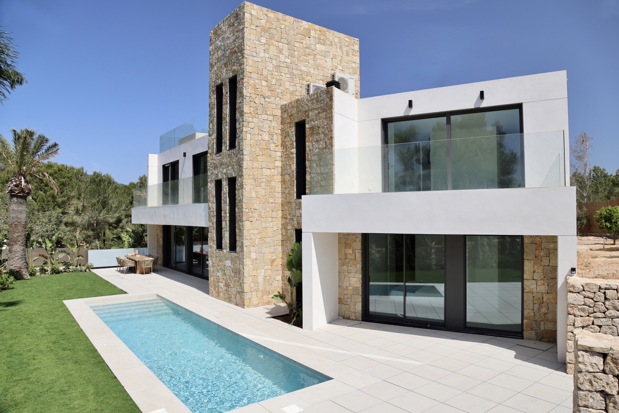 achtertuin Villa Ibiza - investeren in vastgoed in ibiza. tomas fem casas - betrouwbare makelaar in spanje