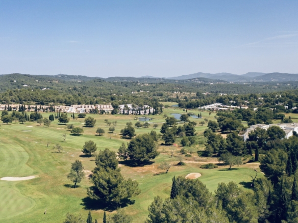golf naast Villa Ibiza - investeren in vastgoed in ibiza. tomas fem casas - betrouwbare makelaar in spanje