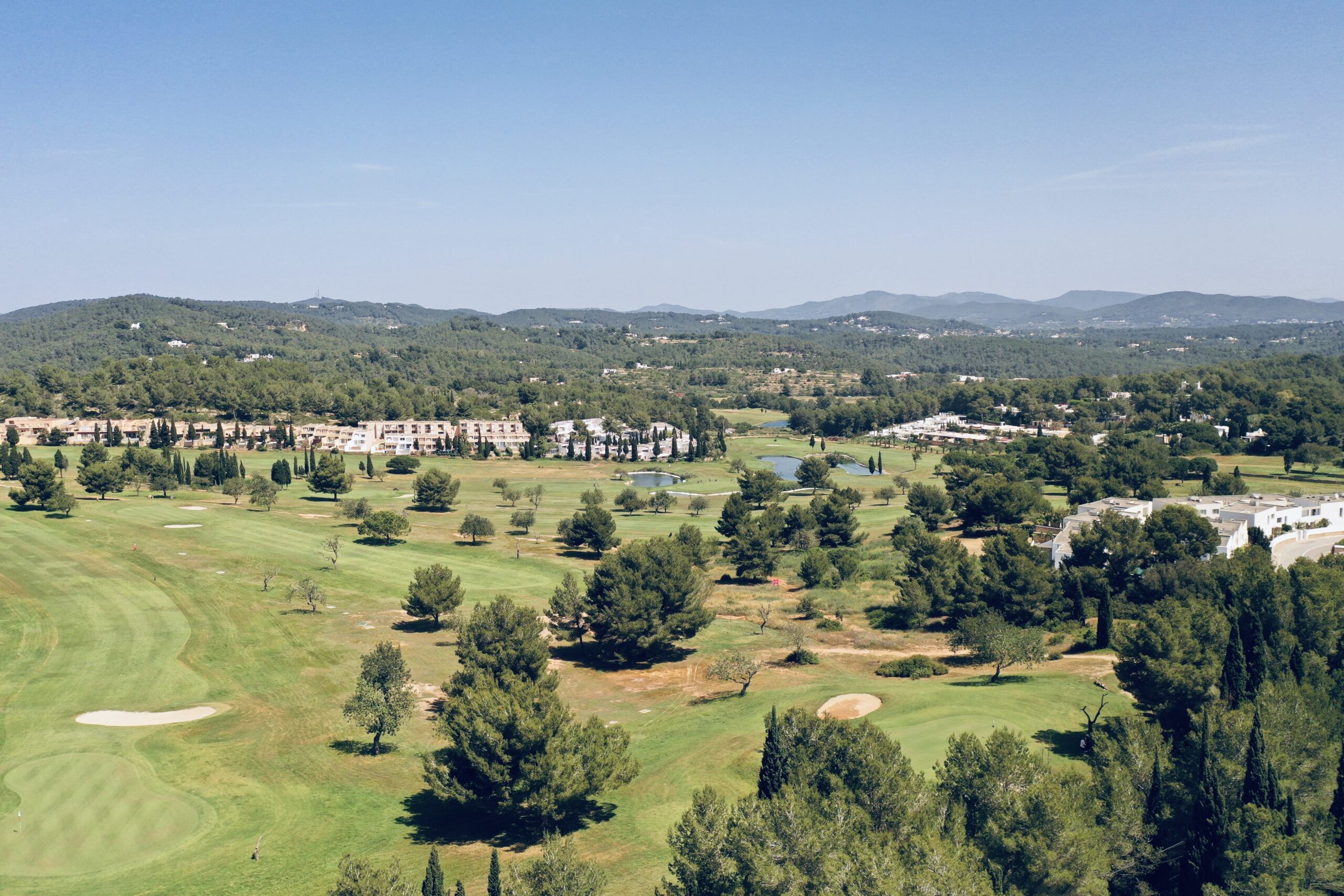 golf naast Villa Ibiza - investeren in vastgoed in ibiza. tomas fem casas - betrouwbare makelaar in spanje