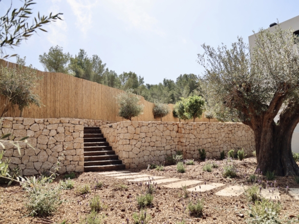 tuin Villa Ibiza - investeren in vastgoed in ibiza. tomas fem casas - betrouwbare makelaar in spanje