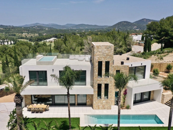 Achterzijde Villa Ibiza - investeren in vastgoed in ibiza. tomas fem casas - betrouwbare makelaar in spanje
