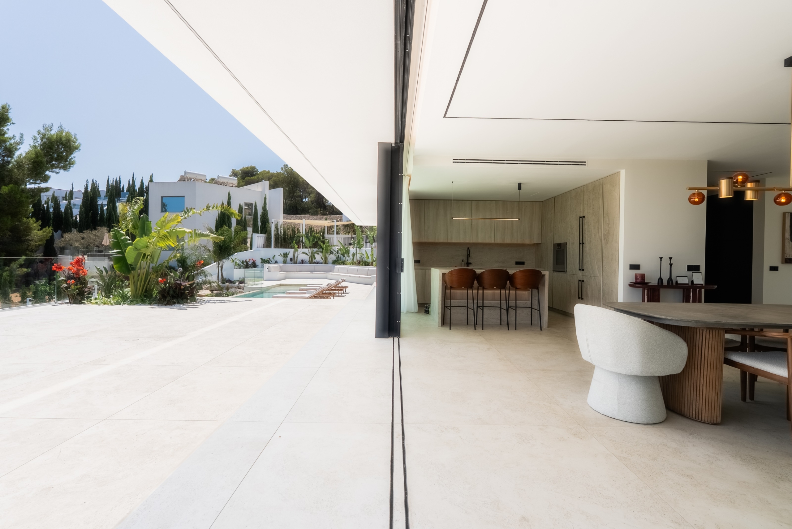 binnen en buiten leefruimte, Exclusieve villa in Ibiza, Tomas Fem Casas. Betrouwbare makelaar Spanje.