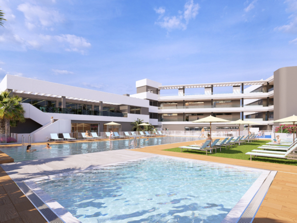 Gemeenschappelijk zwembad met ligbedden