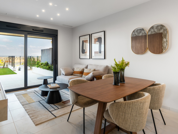 Lichte woonkamer met open keuken en schuifpui naar het terras