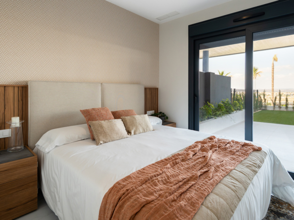 Hoofdslaapkamer met inbouwkast en toegang tot balkon