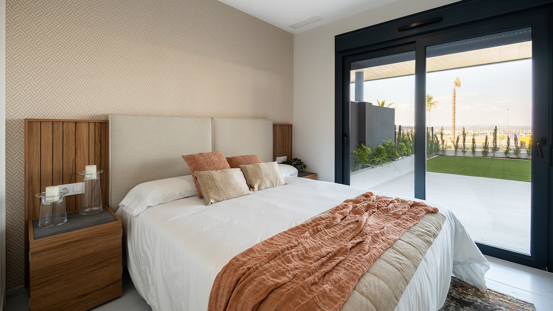 Hoofdslaapkamer met inbouwkast en toegang tot balkon