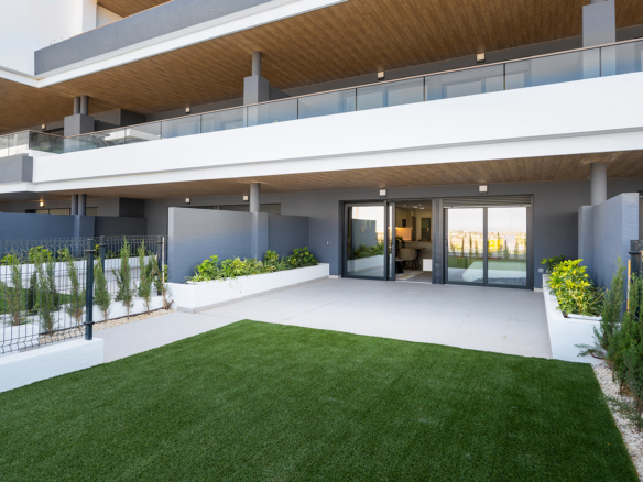 Begane-grond tuin met pergola en buitenkeuken