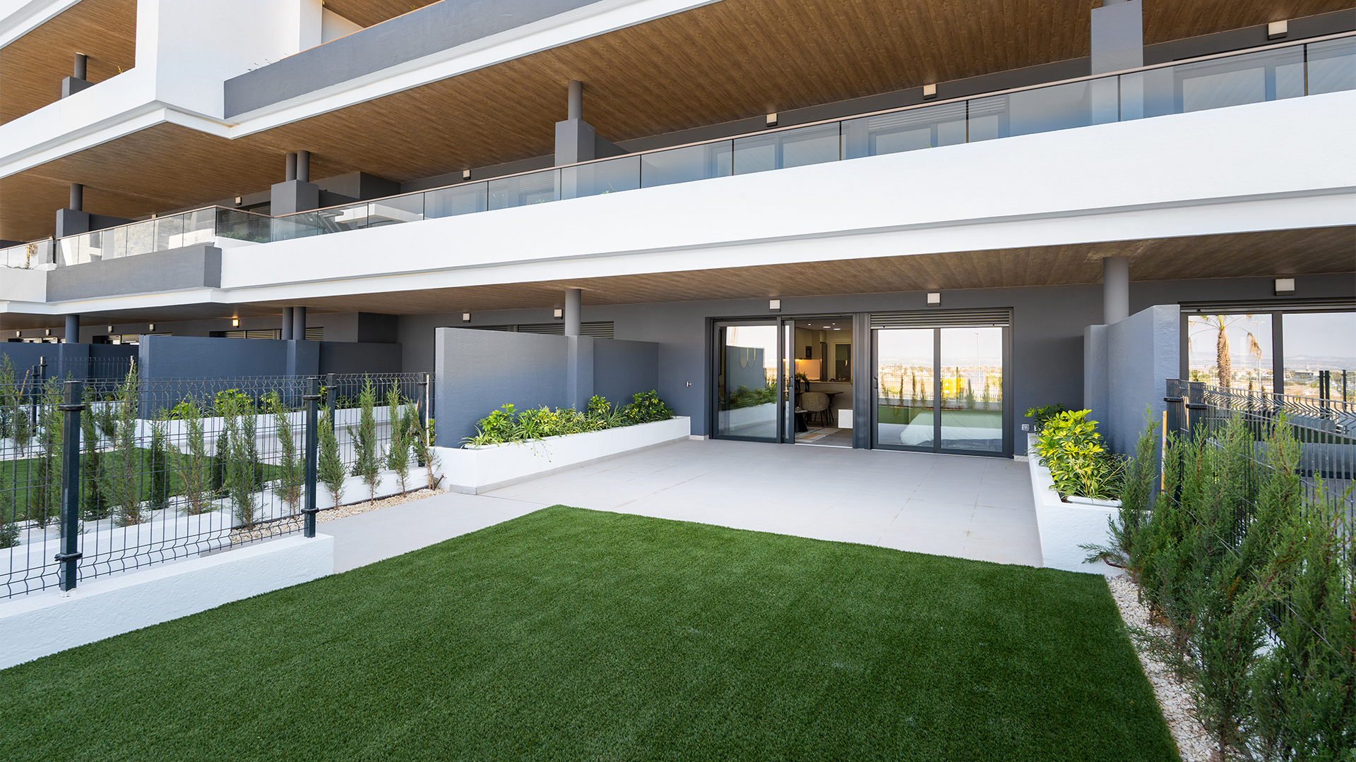 Begane-grond tuin met pergola en buitenkeuken