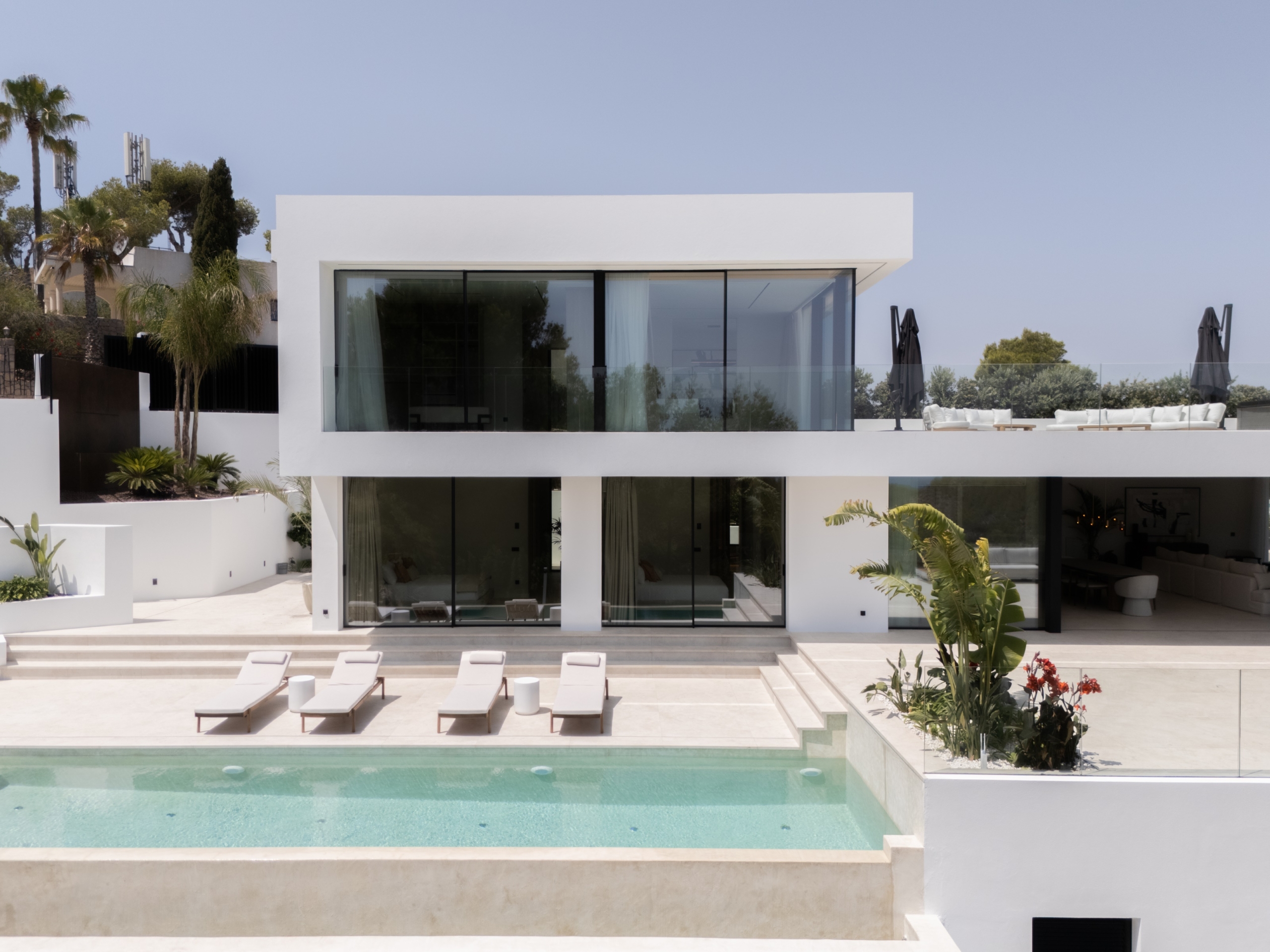 Vooraanzicht met zwembad. Exclusieve villa in Ibiza, Tomas Fem Casas. Betrouwbare makelaar Spanje.