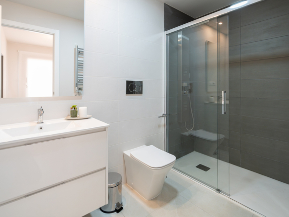 Badkamer met inloopdouche en moderne afwerking in nieuwbouw appartement