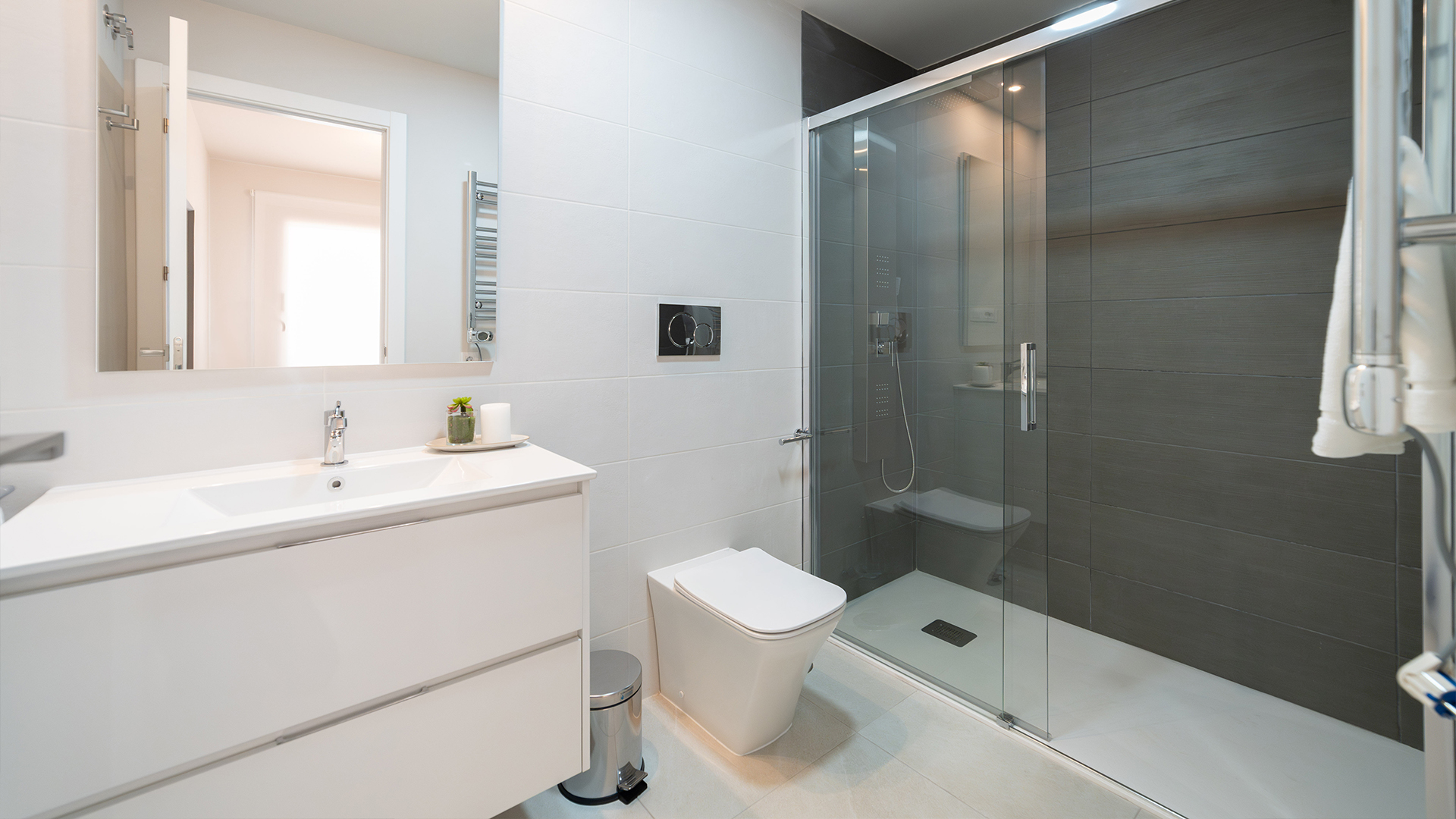 Badkamer met inloopdouche en moderne afwerking in nieuwbouw appartement