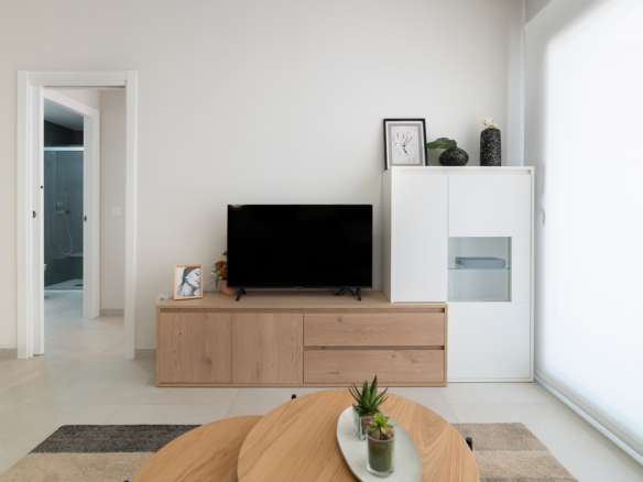 Woonkamer in mediterrane stijl met directe toegang tot de tuin