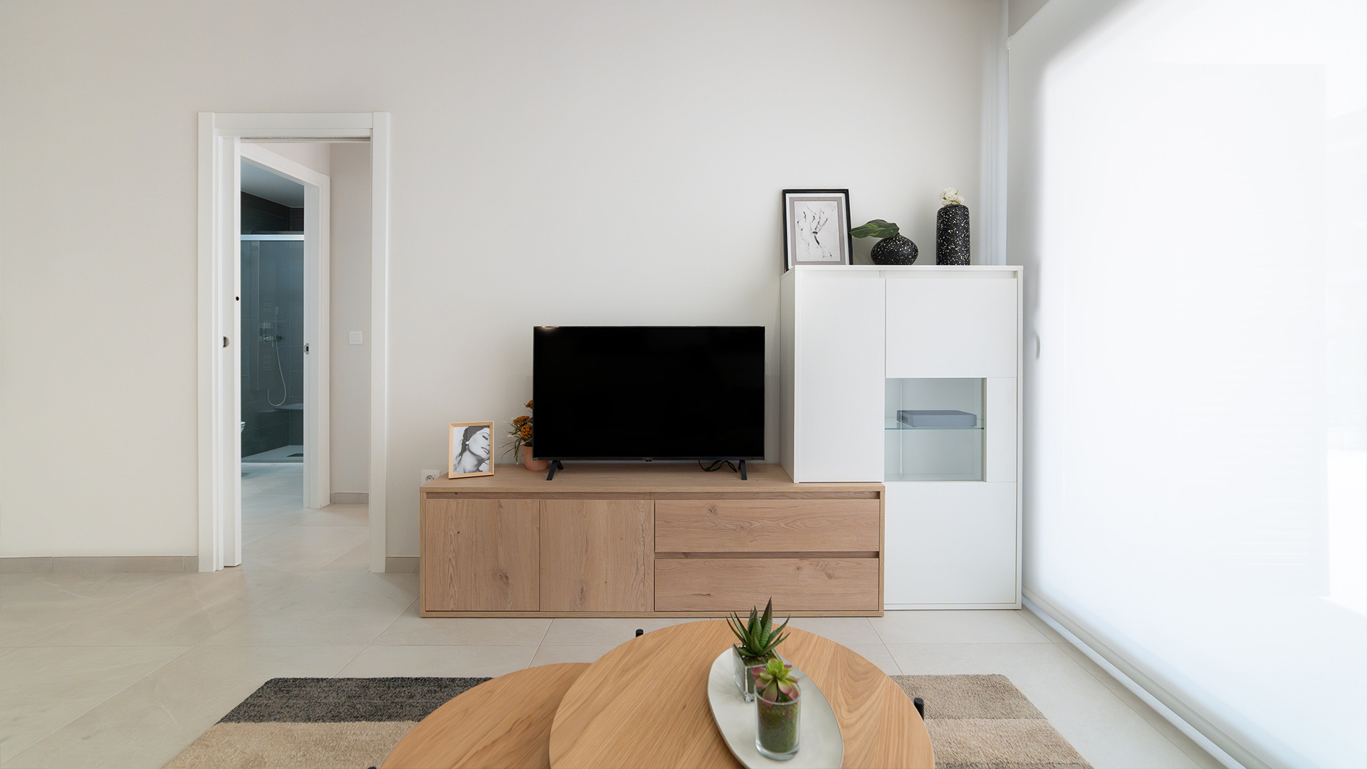 Woonkamer in mediterrane stijl met directe toegang tot de tuin