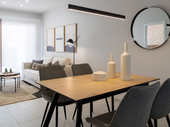 Lichte woonkamer met schuifpuien naar het terras in een modern strandappartement