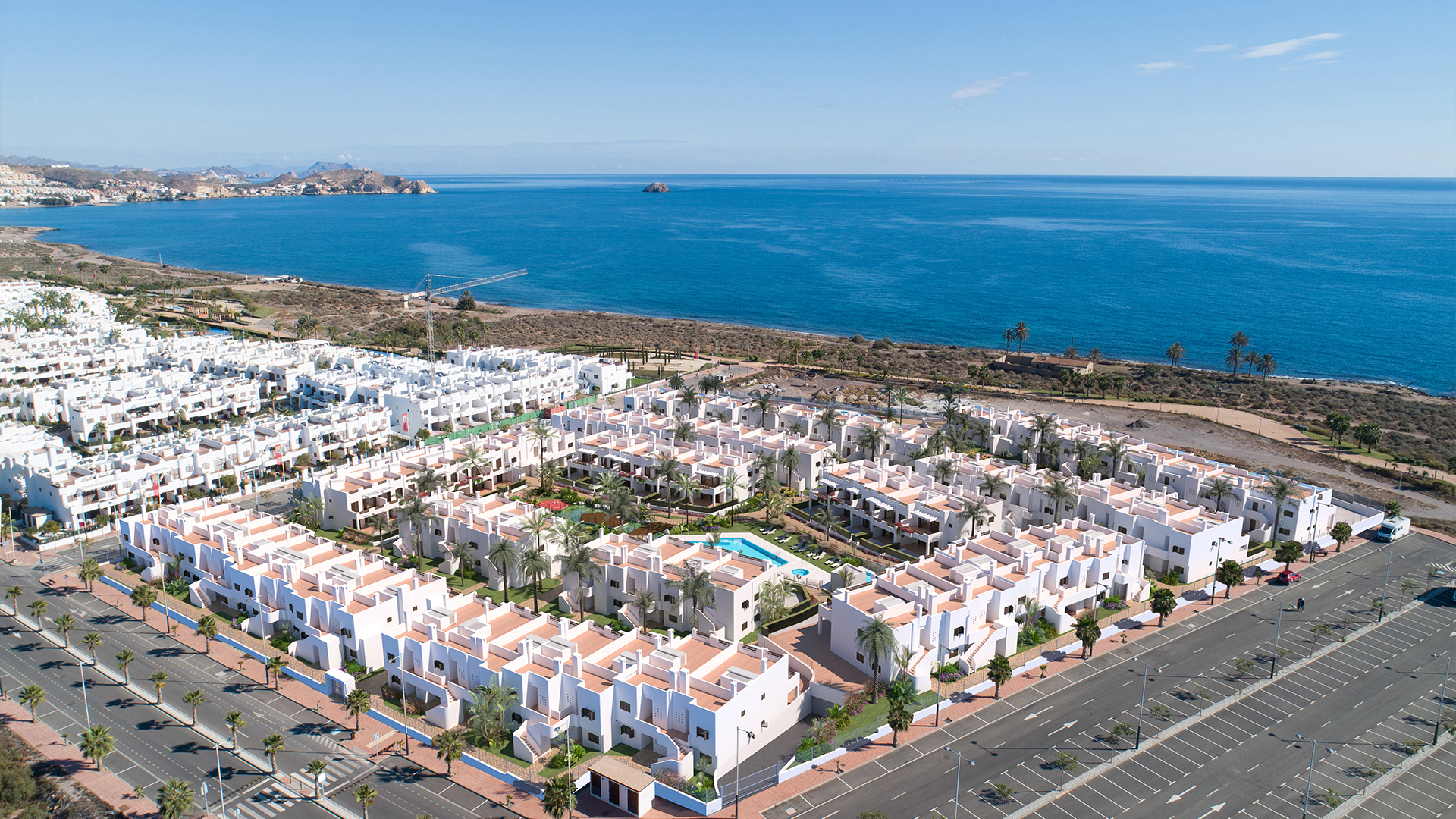 Modern woonresort met appartementen aan zee in Almería en uitzicht op de centrale tuin