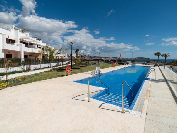 Kinderzwembad naast het hoofdzwembad in een groene tuinomgeving