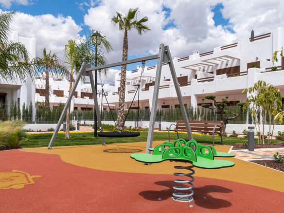 Speeltuin met speeltoestellen voor kinderen in de gemeenschappelijke tuin