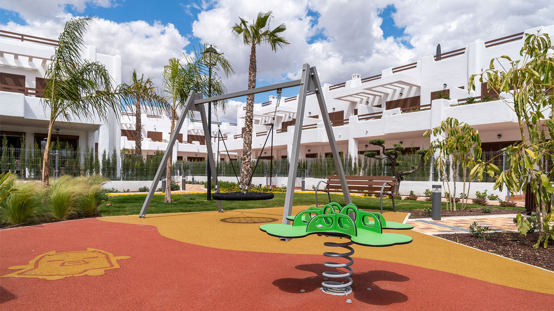 Speeltuin met speeltoestellen voor kinderen in de gemeenschappelijke tuin