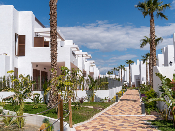 Lichtgekleurde appartementen aan zee in Almería met grote terrassen en gemeenschappelijke tuinen