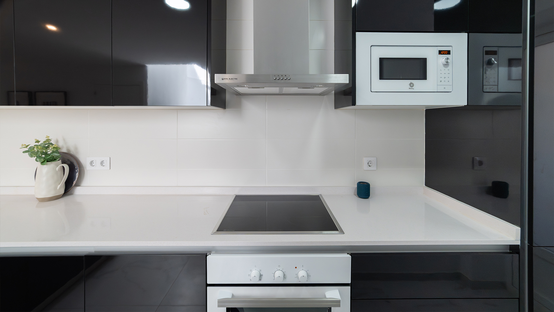 Moderne keuken met inbouwapparatuur in appartement nabij zee