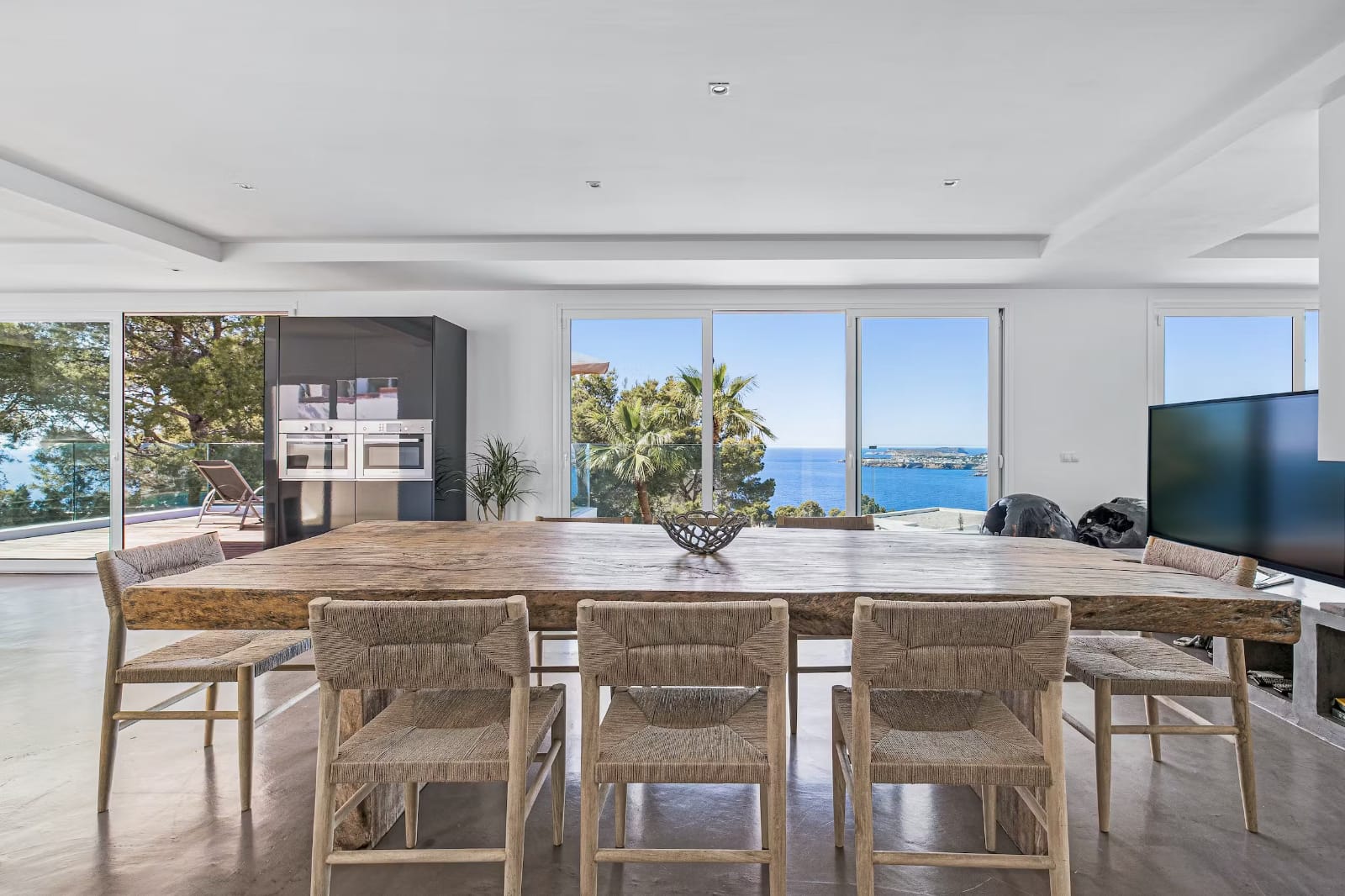 Moderne open keuken met kookeiland in luxe villa Ibiza