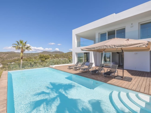 Luxe villa met zeezicht in Cala Molí Ibiza en infinity pool
