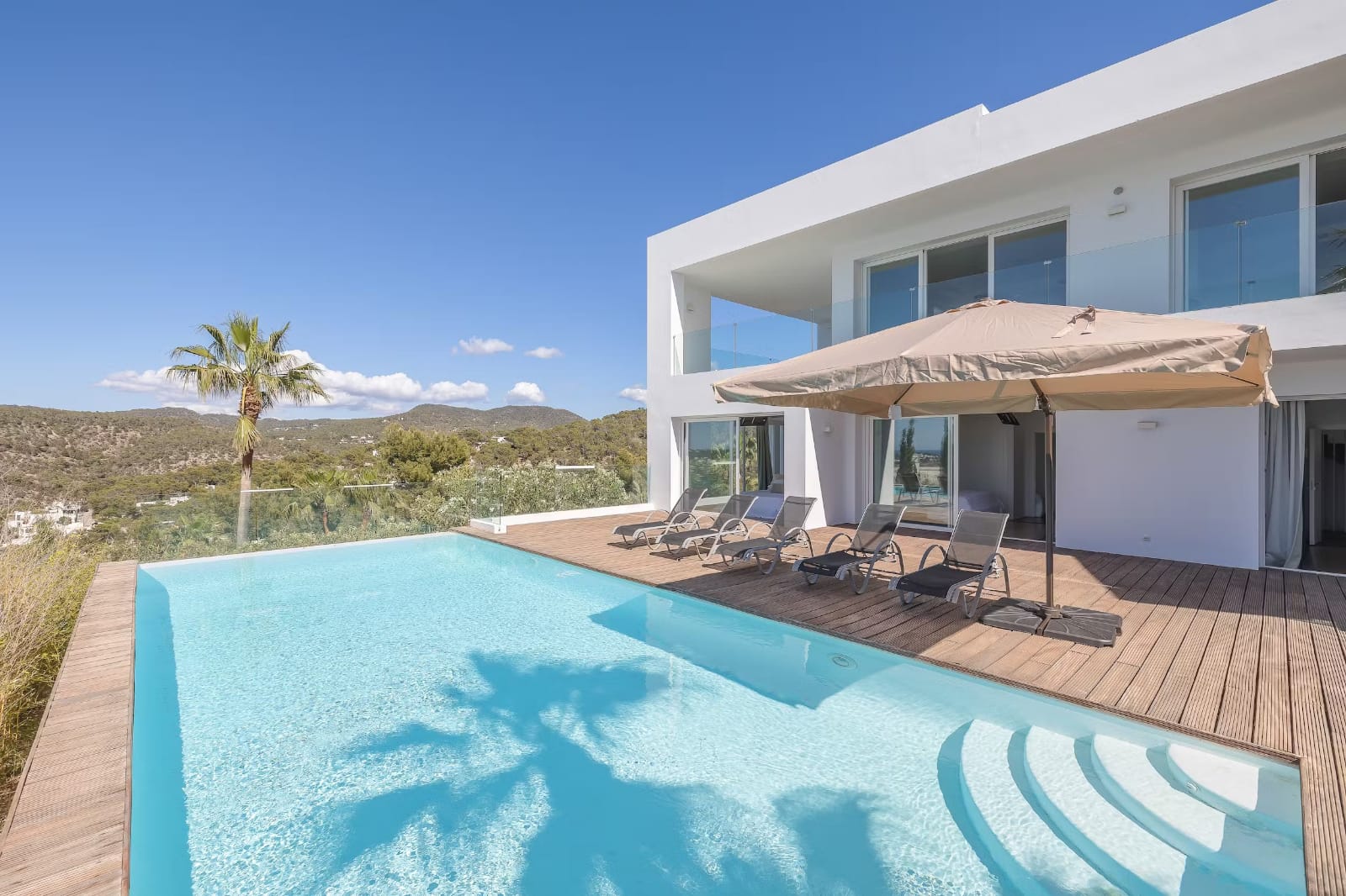 Luxe villa met zeezicht in Cala Molí Ibiza en infinity pool