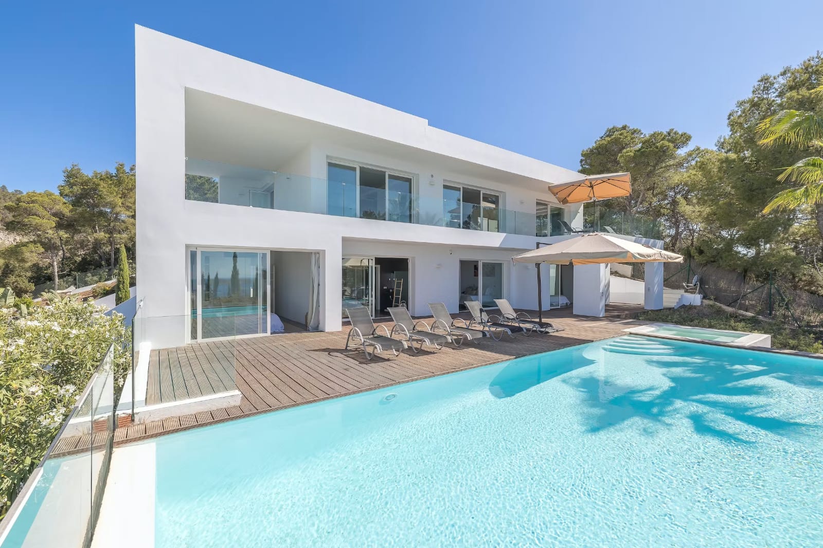 Luxe villa met zeezicht in Cala Molí Ibiza en infinity pool