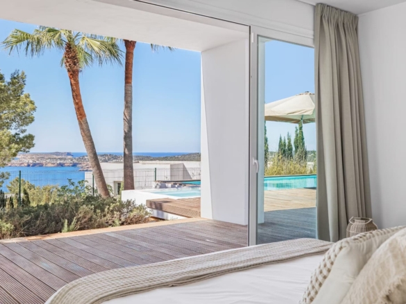 Master bathroom met dubbele wastafel en grote inloopdouche