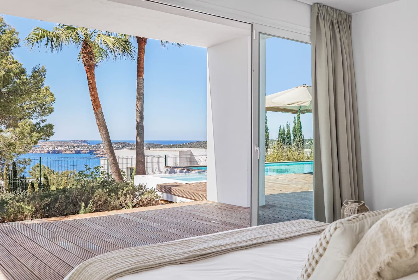 Master bathroom met dubbele wastafel en grote inloopdouche