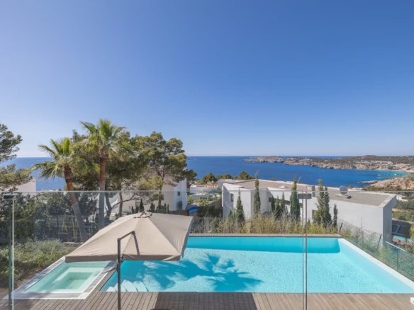 Uitzicht vanaf het terras over zee en rotskust van Cala Molí Ibiza