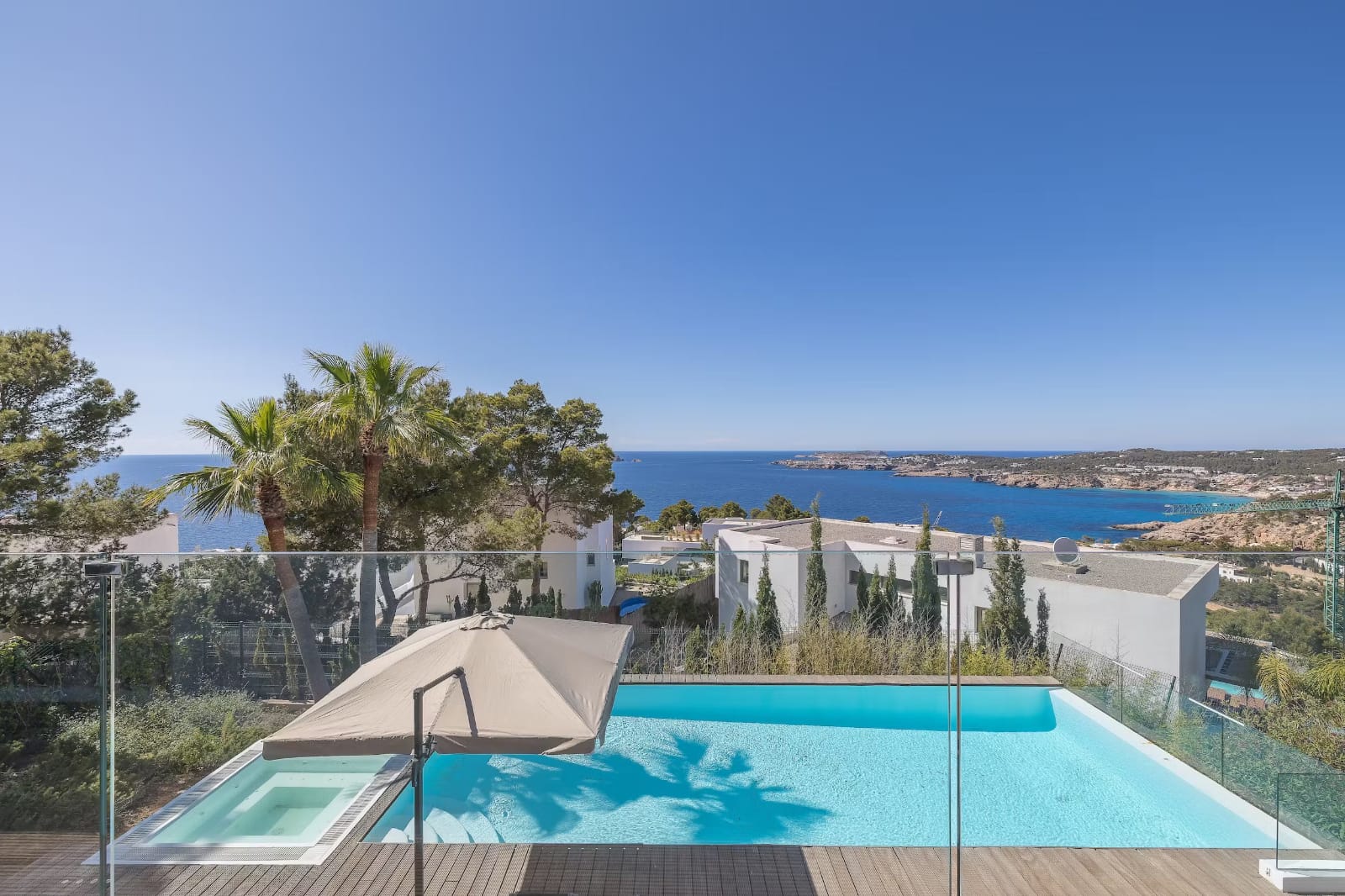 Uitzicht vanaf het terras over zee en rotskust van Cala Molí Ibiza