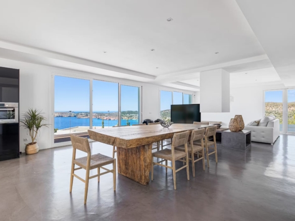 Woonkamer in mediterrane stijl met open verbinding naar buiten