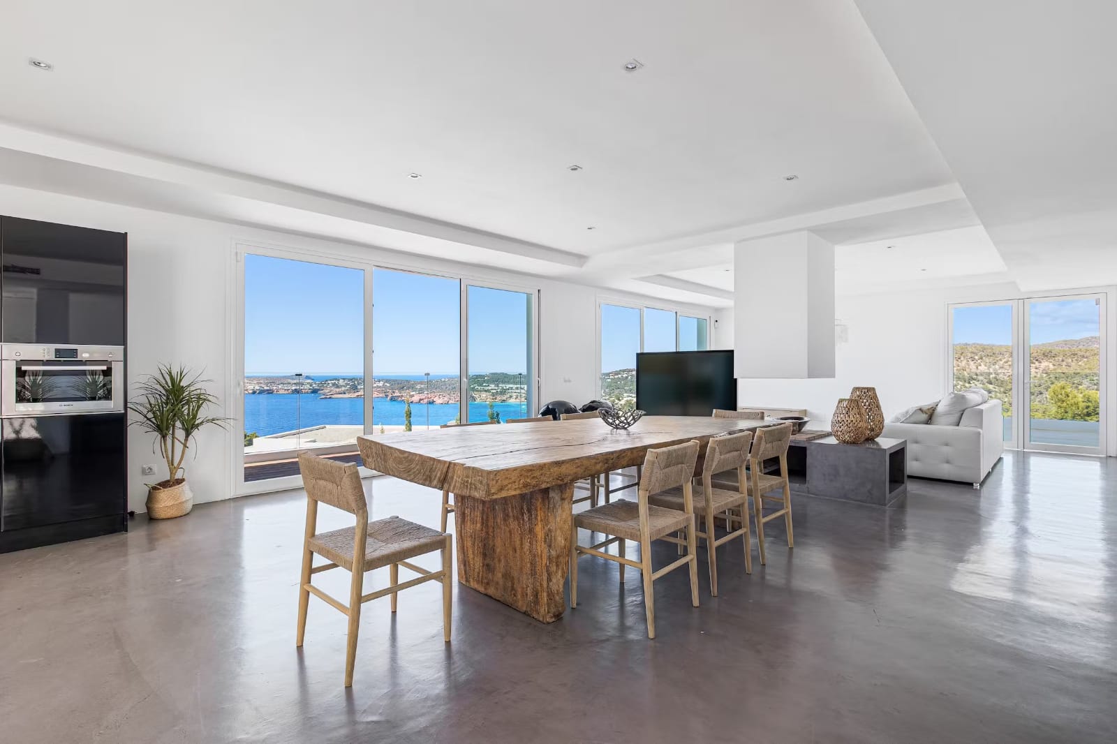 Woonkamer in mediterrane stijl met open verbinding naar buiten