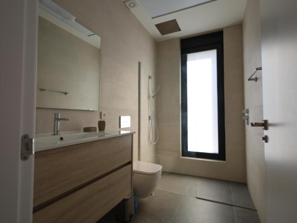 Badkamer met moderne douche en strakke afwerking