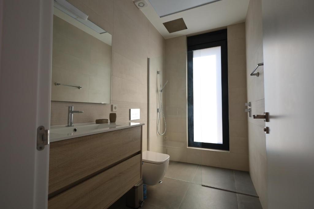 Badkamer met moderne douche en strakke afwerking