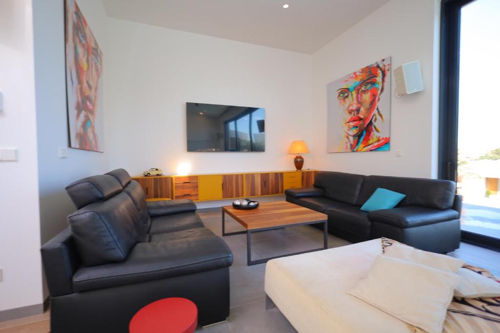 Woonkamer met comfortabele zithoek en toegang naar buiten