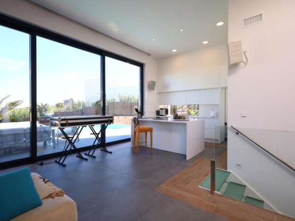 Volledig uitgeruste keuken met oven, magnetron en vaatwasser