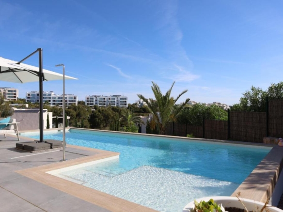 Luxe verhuurvilla in Las Colinas met verwarmd privézwembad