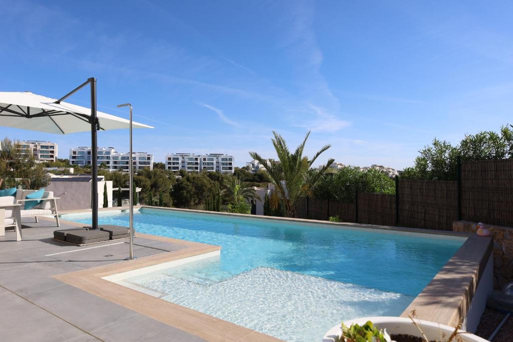 Luxe verhuurvilla in Las Colinas met verwarmd privézwembad