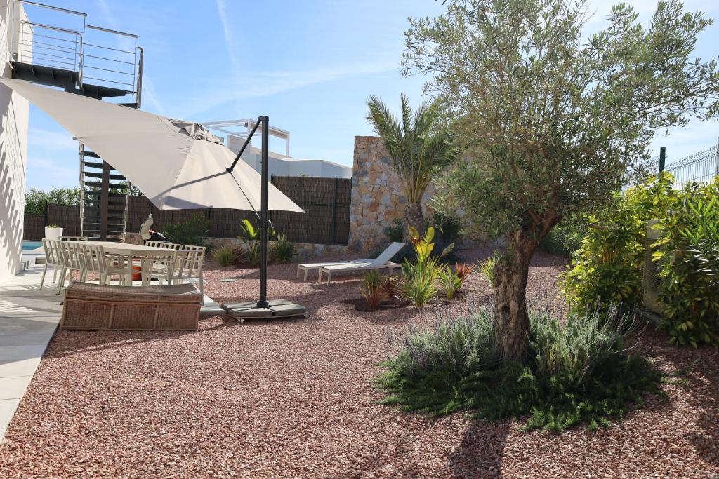 Tuin bij de villa met privacy en mediterrane sfeer